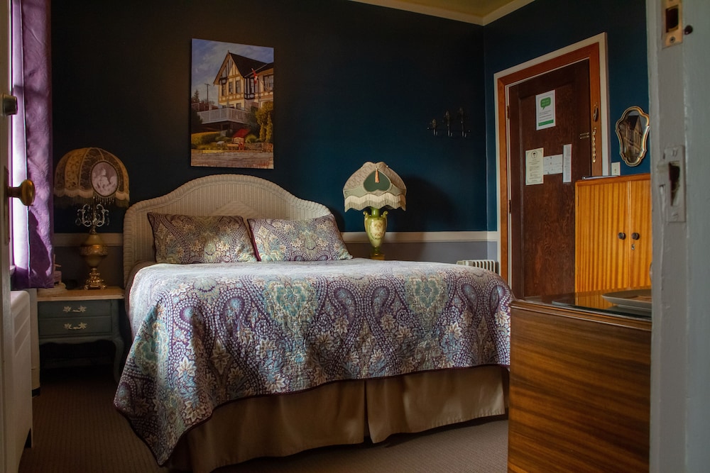Deluxe Room, 1 Queen Bed, Partial Sea View, Slope side photo 1