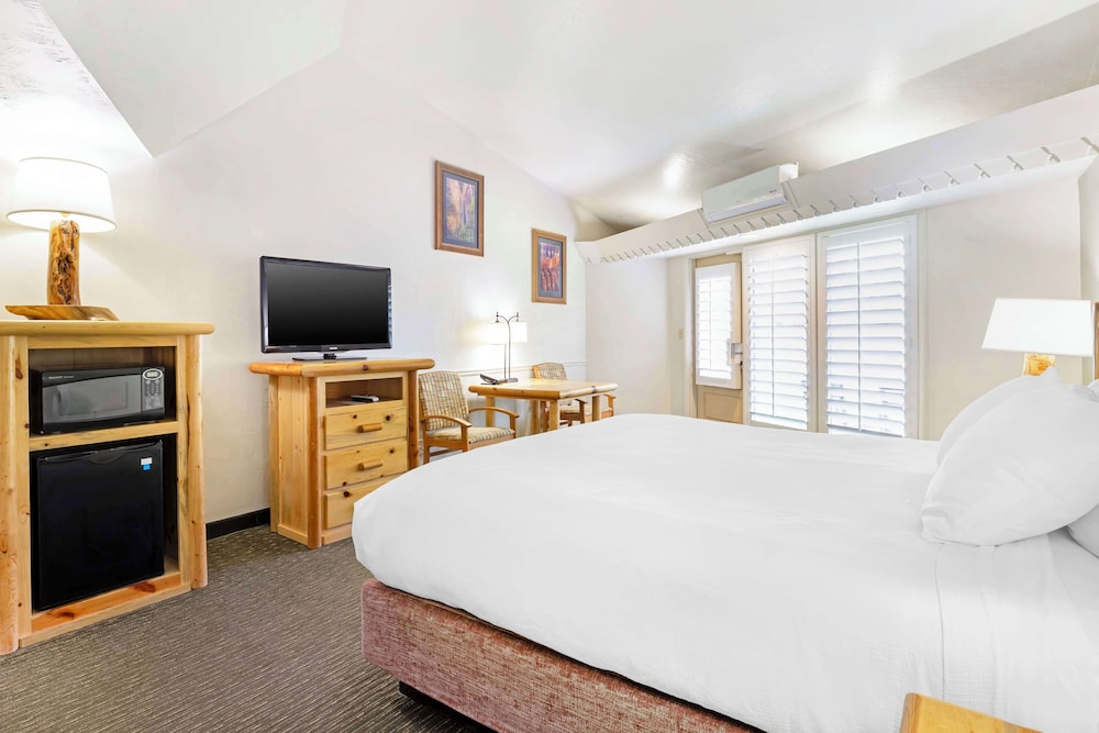 Standard Room, 1 King Bed, Non Smoking, Refrigerator & Microwave