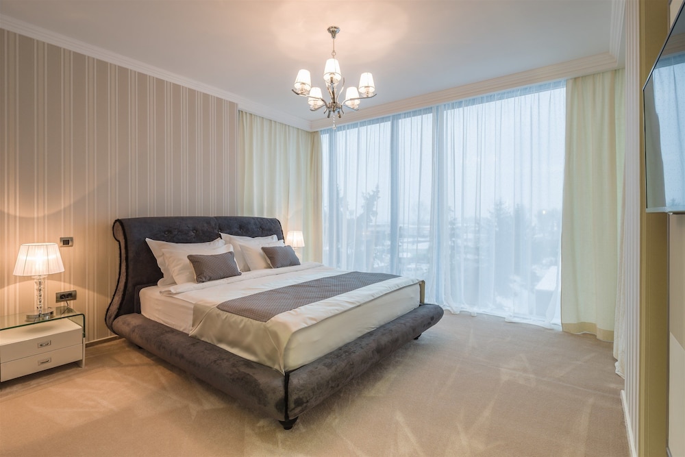 Suite, 1 Bedroom, Balcony, Pool View