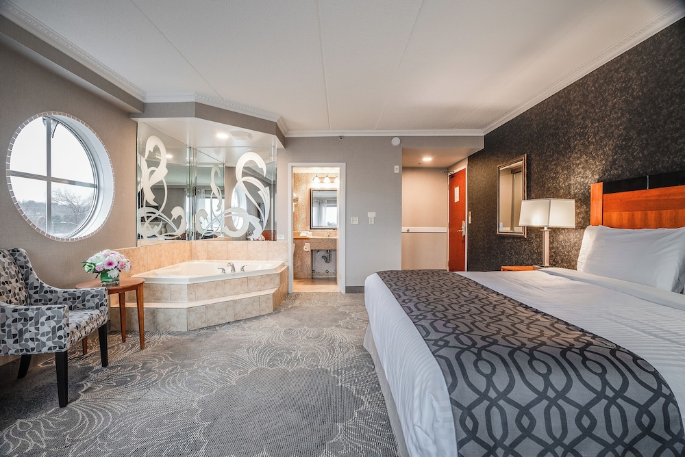 King Suite with Jetted Tub photo 3
