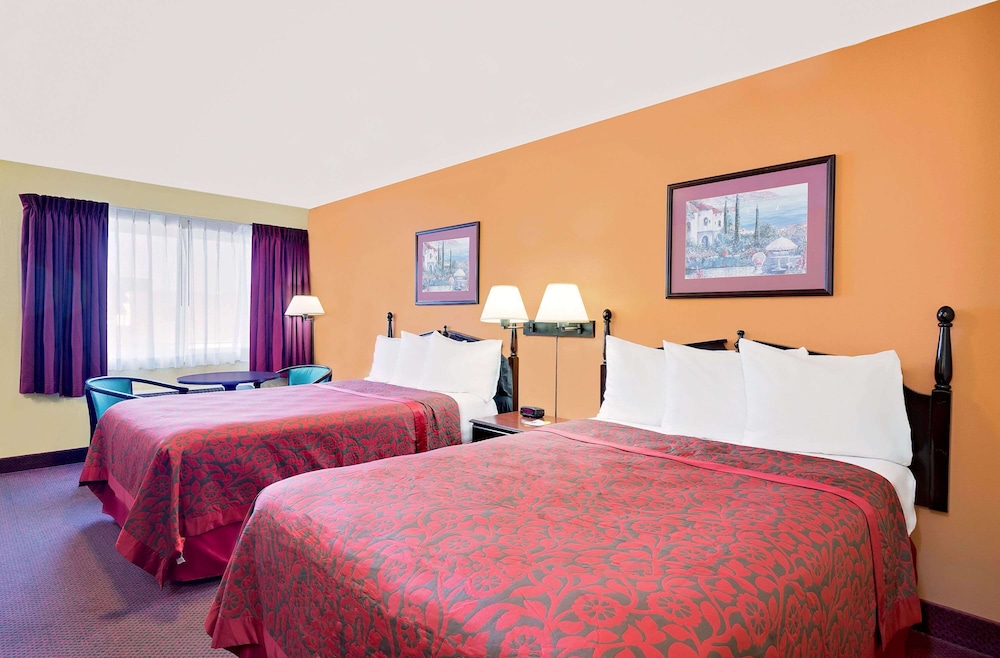 Standard Room, 2 Queen Beds - Photo 6