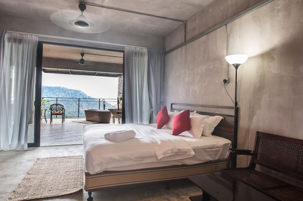 Luxury Room with Balcony - Photo 2