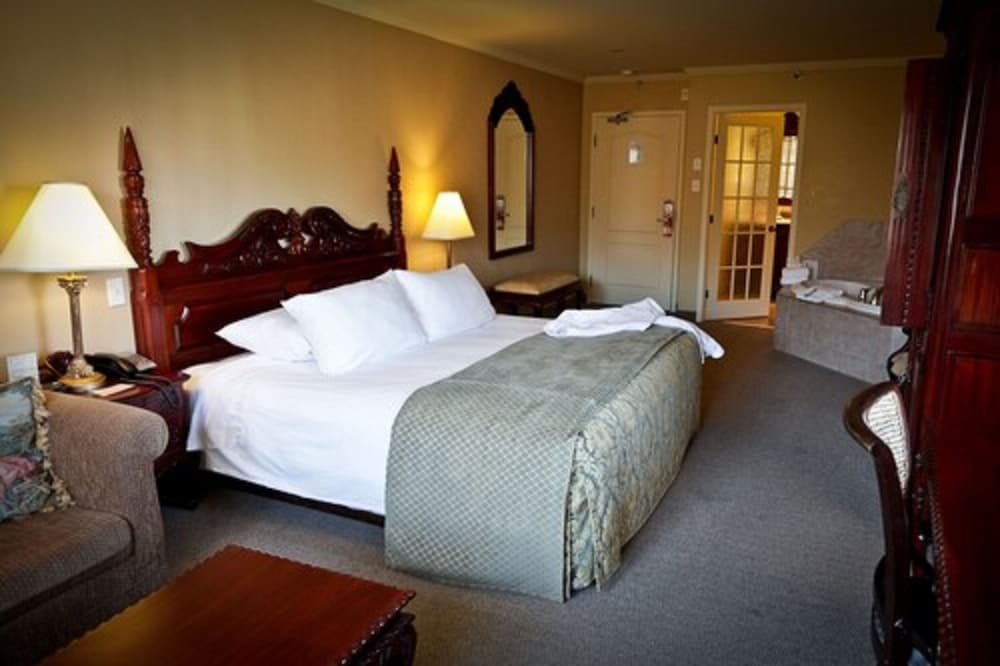 Suite, 1 King Bed, Non Smoking - Photo 2