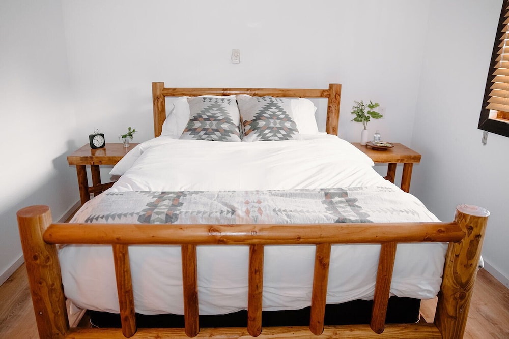 Standard Double Room, 1 Queen Bed, Non Smoking, Shared Bathroom photo 1