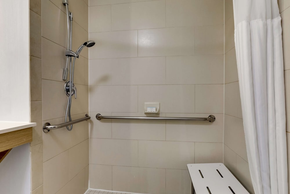 Room, 2 Queen Beds, Hearing Accessible - Photo 4