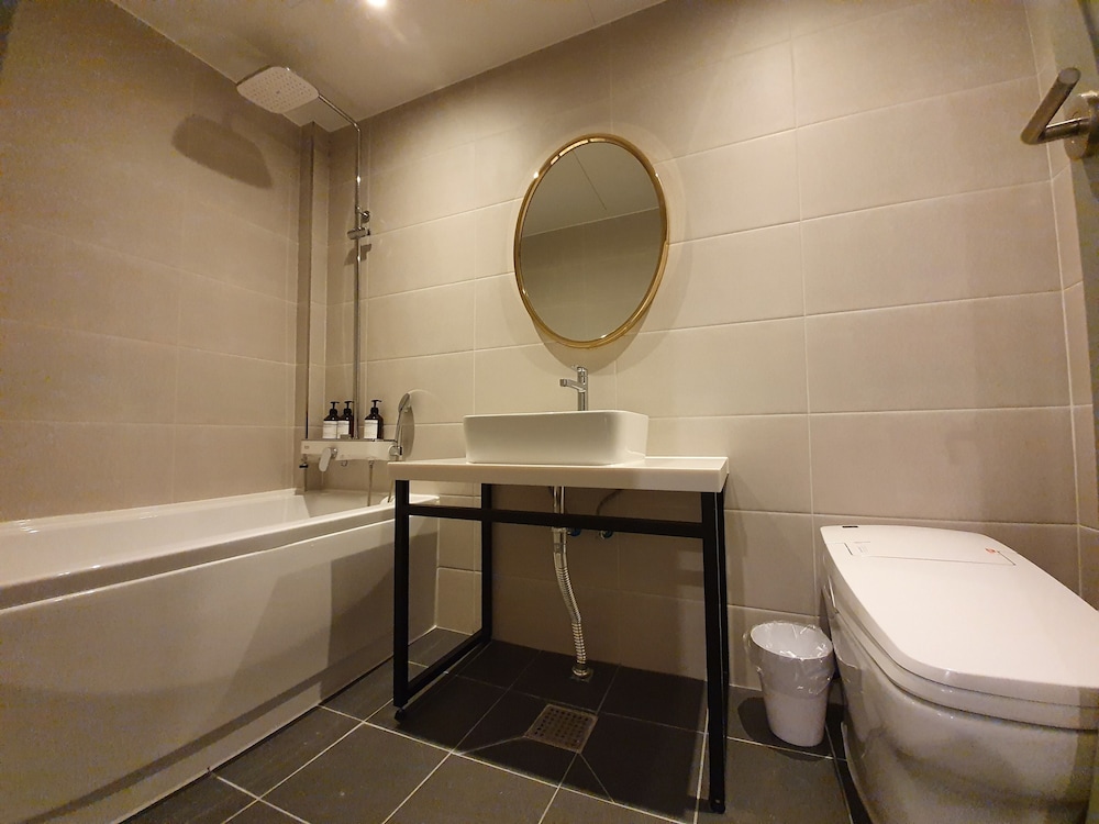 Premium Deluxe Room - Photo 9