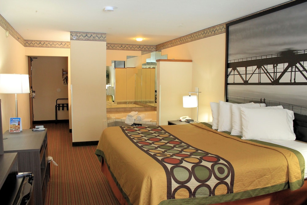 Suite, 1 King Bed, Hot Tub - Photo 4