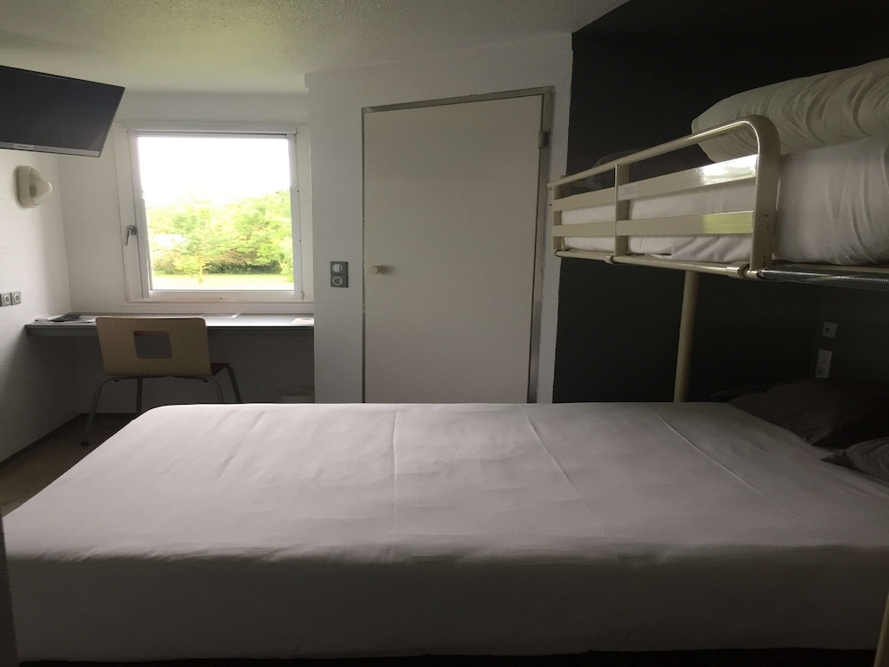 Standard Room, Multiple Beds (1 Double and 1 Single bed) - Photo 1