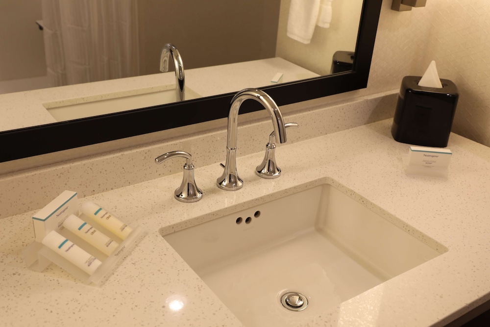 Junior Suite, 1 King Bed, Accessible thumbnail 5