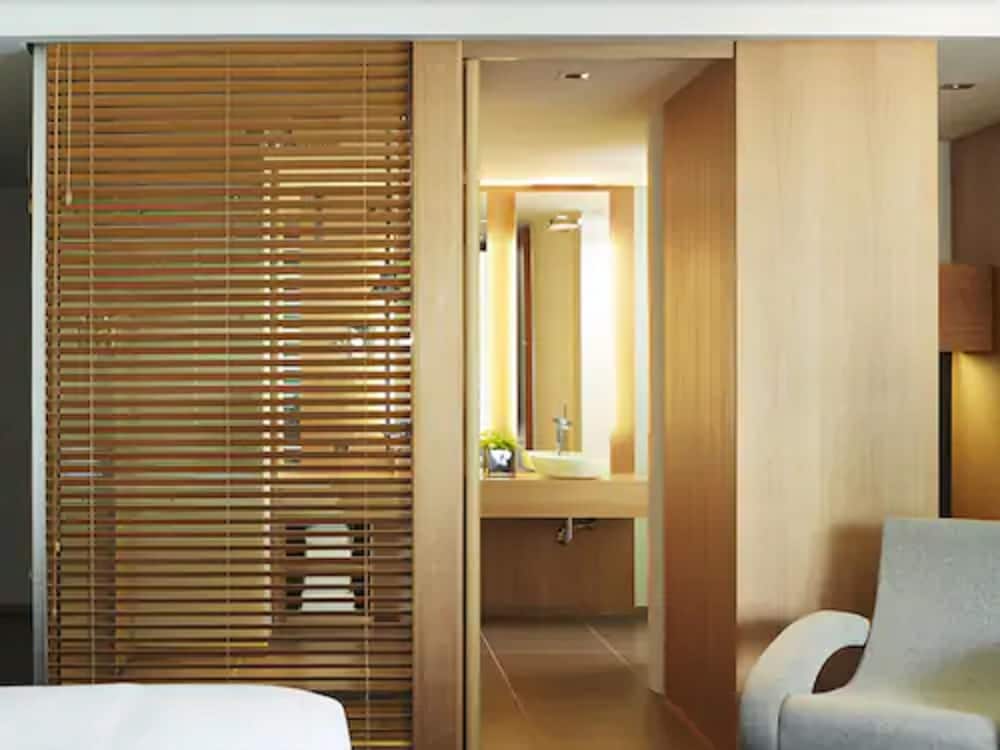 Signature Suite, 1 Bedroom - Photo 8