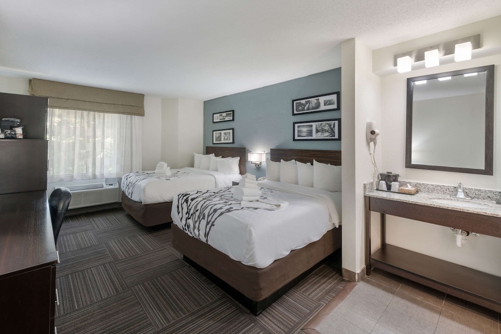 Suite, 2 Queen Beds, Kitchenette