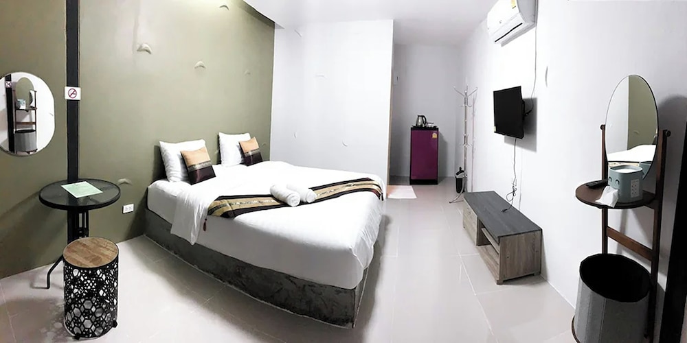Deluxe King Room (Pets are not allowed)