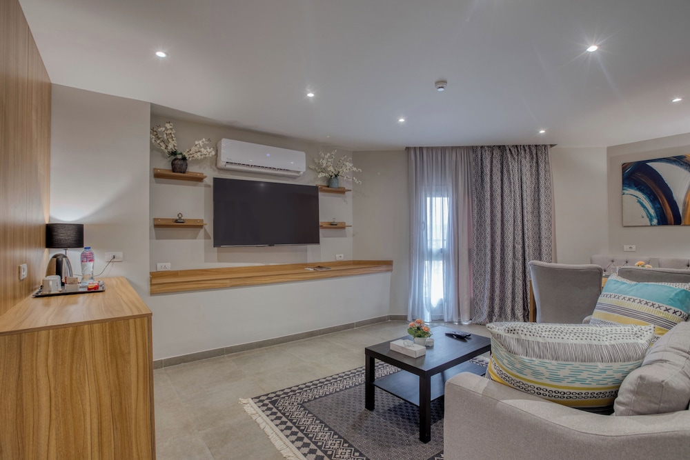Senior Suite - Photo 7
