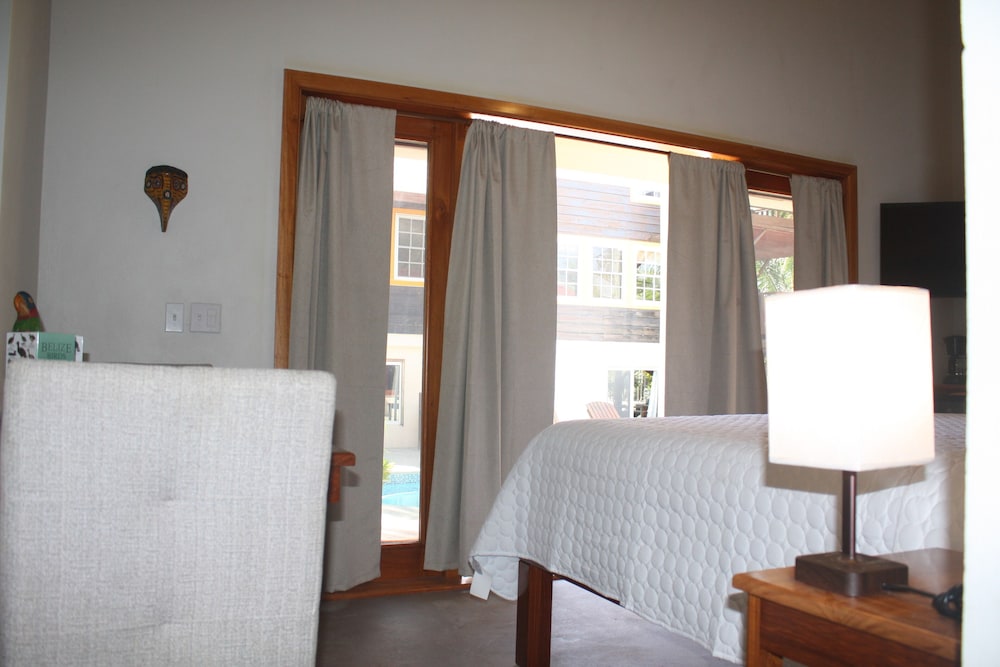 Honeymoon Suite, 1 King Bed, Pool View, Poolside (Parrot) photo 1