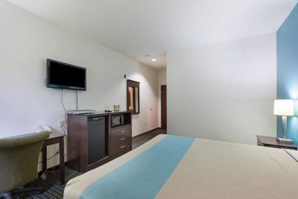 Room, 1 King Bed - Photo 4