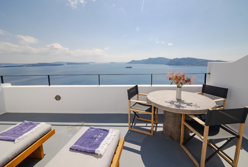 The Shipbuilder's Suite with Hot Tub & Caldera View - Photo 14