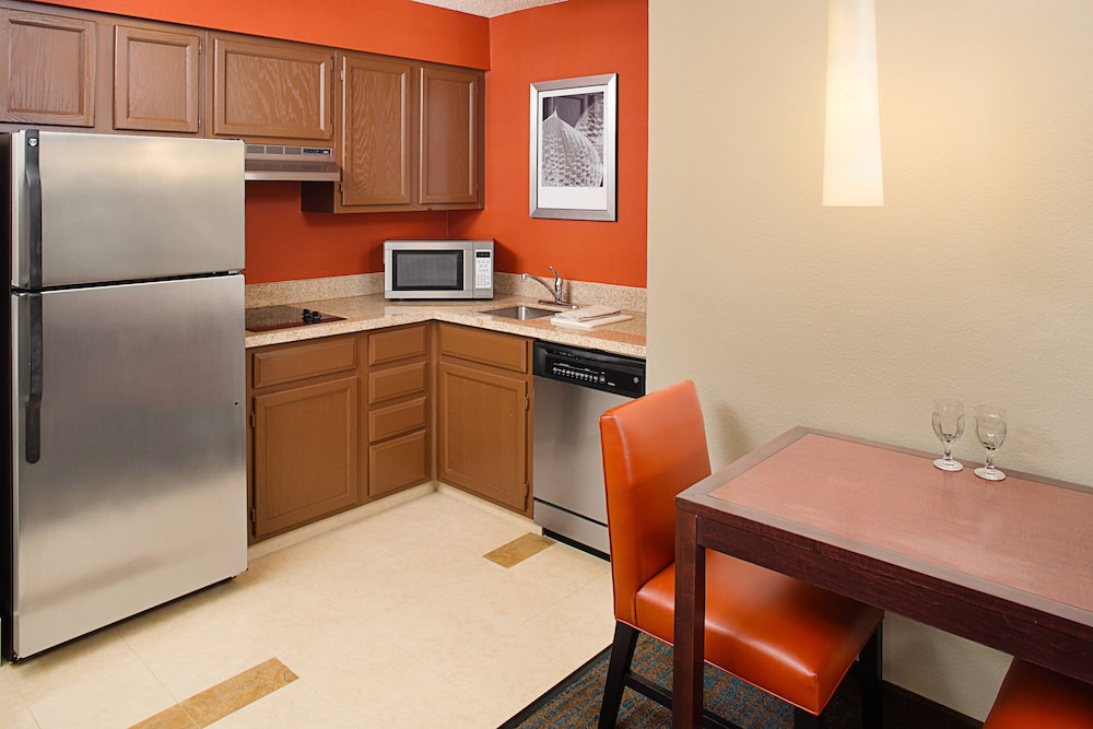 Suite, 2 Bedrooms - Photo 2