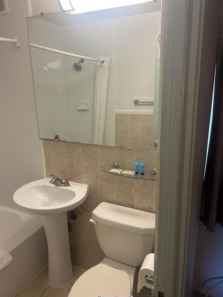Basic Single Room, 1 Queen Bed photo 2
