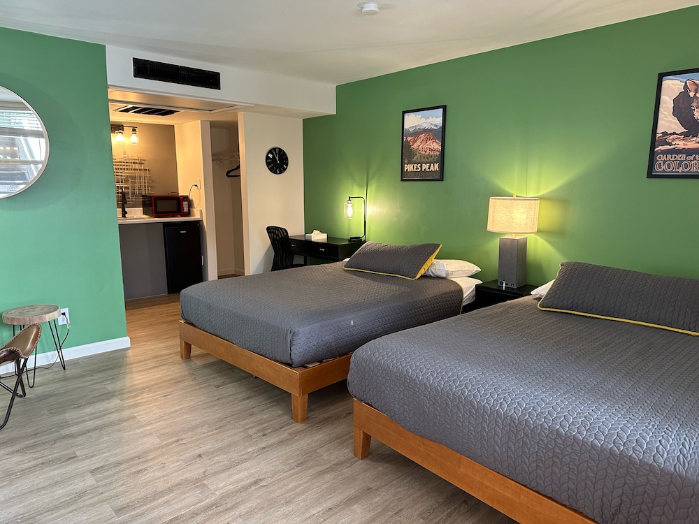 Premium Quadruple Room, 2 Queen Beds, Non Smoking, Refrigerator & Microwave photo 1