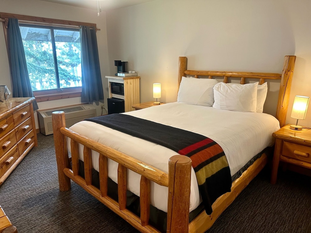Standard Single Room, 1 Queen Bed, Lake View photo 1