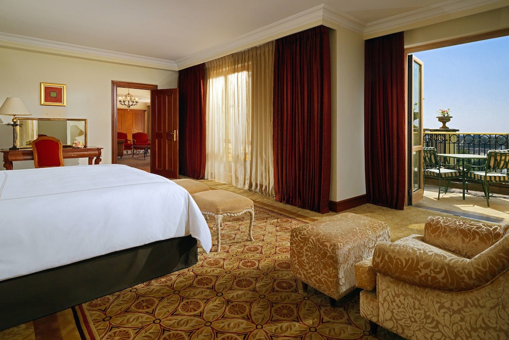 Executive Suite, 1 King Bed, Smoking, Balcony - Photo 1