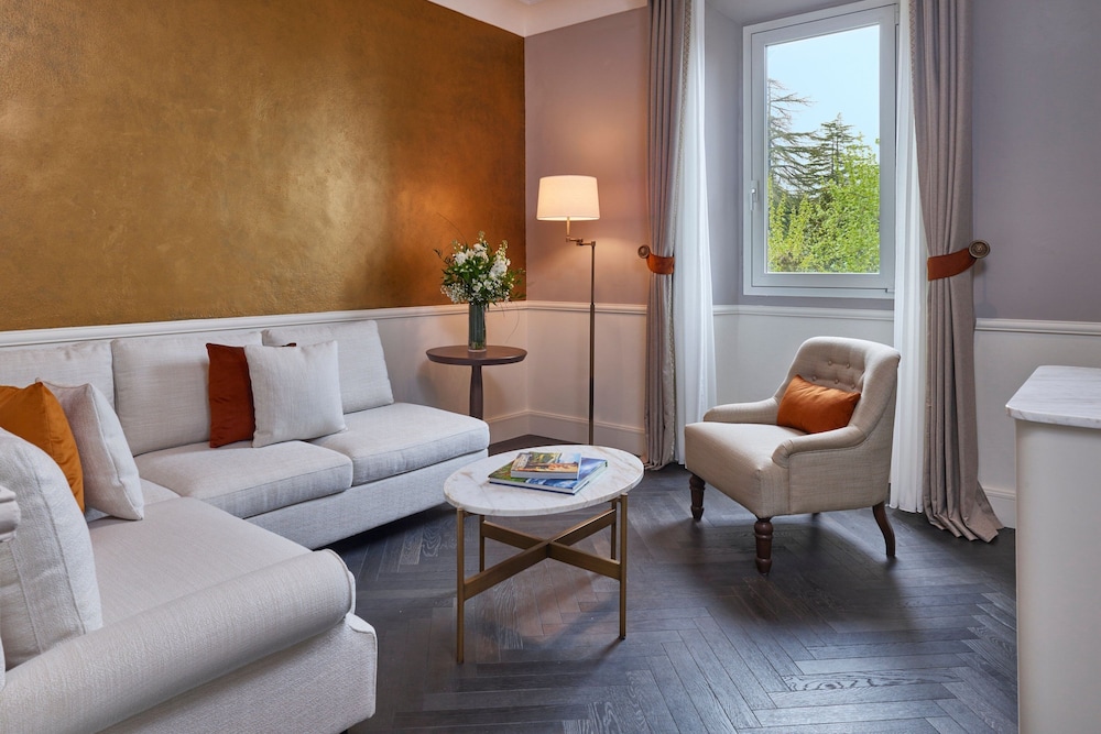 Suite, 1 King Bed, Garden View