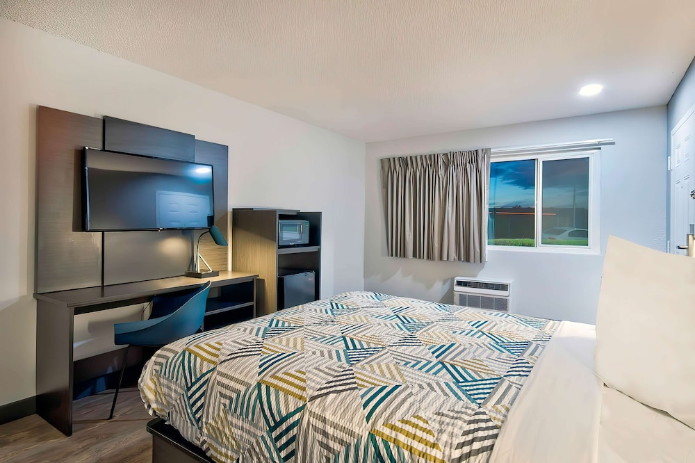 Standard Room, 1 Queen Bed, Non Smoking, Refrigerator & Microwave photo 3