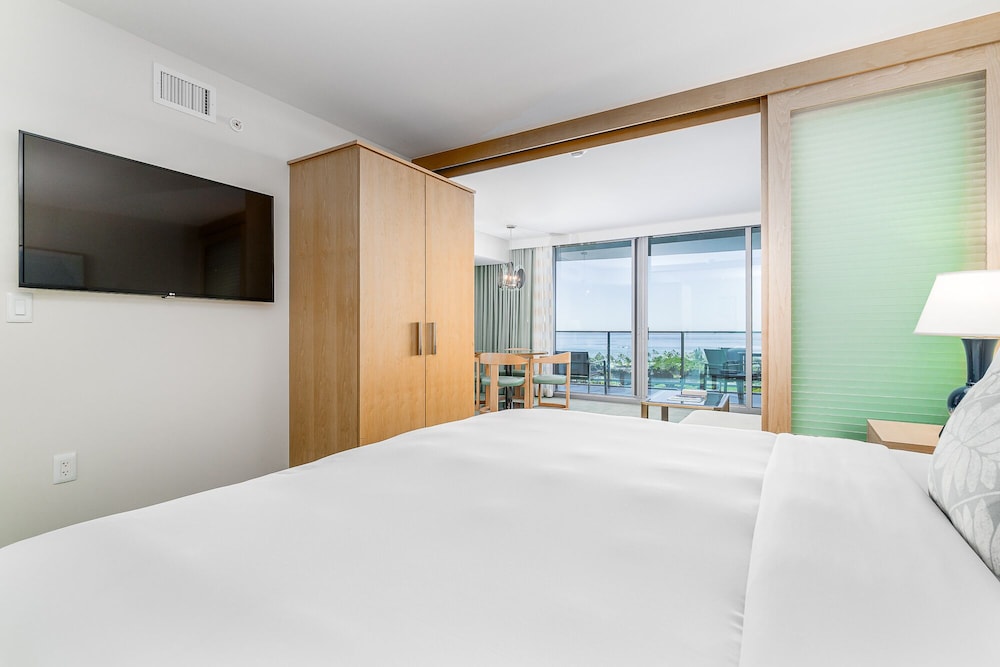 Deluxe Suite, 1 King Bed with Sofa bed, Non Smoking, Ocean View photo 2