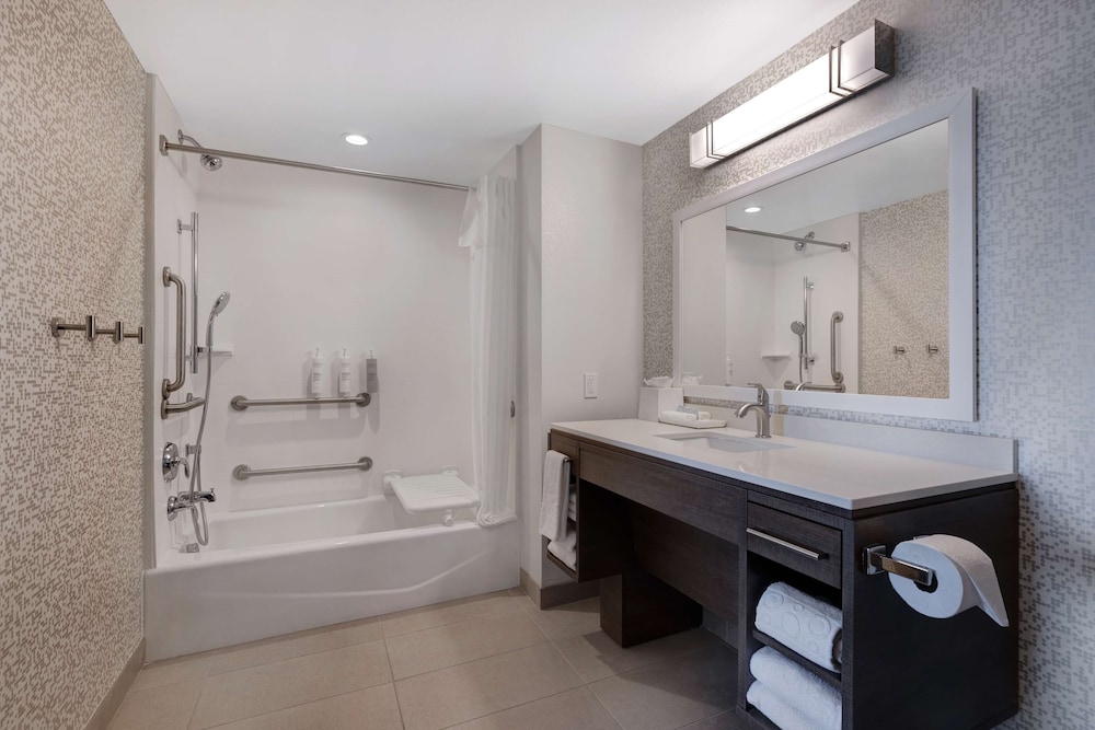 Suite, 1 King Bed, Accessible, Bathtub (Mobility & Hearing) - Photo 6