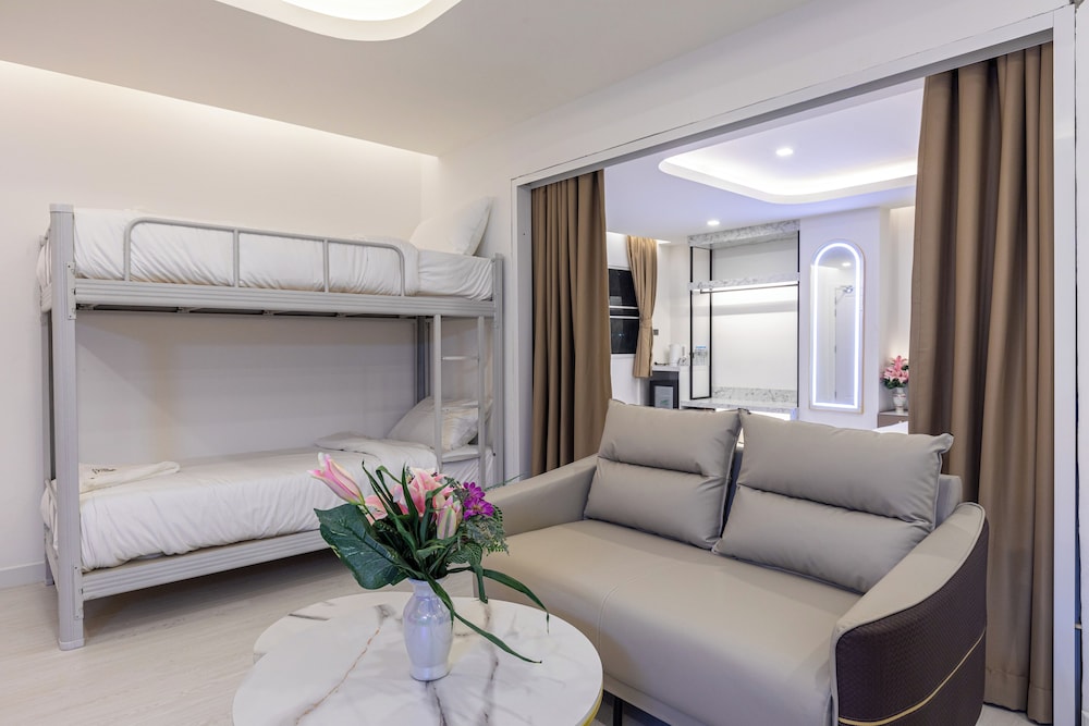 Bunk with Bathtub