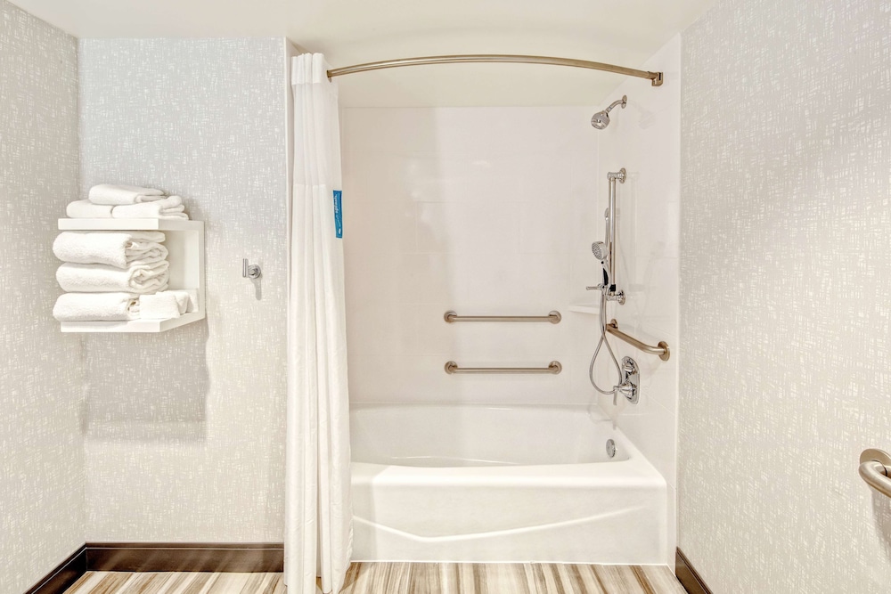 Room, 1 King Bed, Accessible, Bathtub - Photo 2