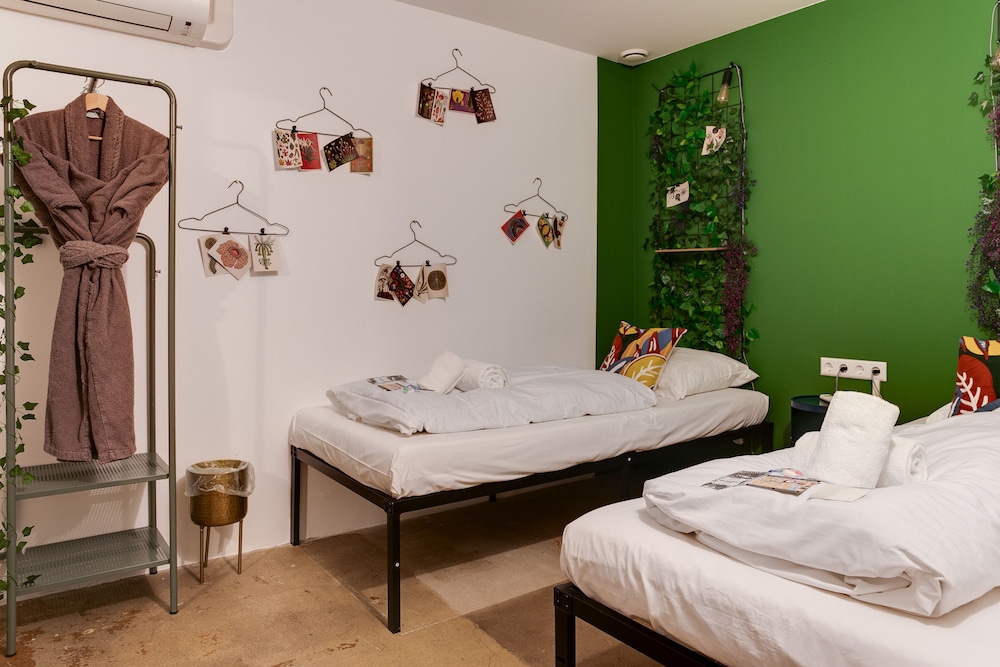 Economy Twin Room photo 2