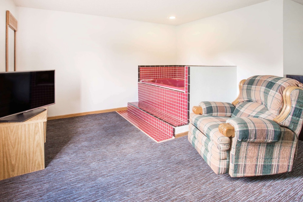 Suite, 1 King Bed, Hot Tub photo 2
