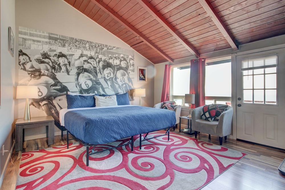 Standard Room, 1 King Bed, Kitchenette, Partial Ocean View