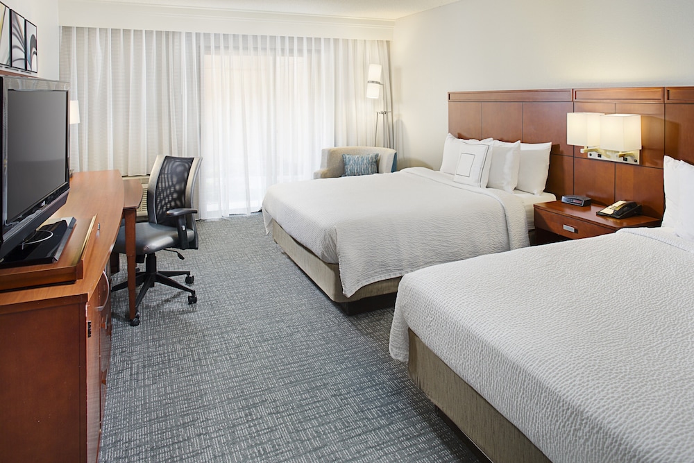 Room, 2 Queen Beds (Mobility/Hearing Accessible, Tub) photo 2