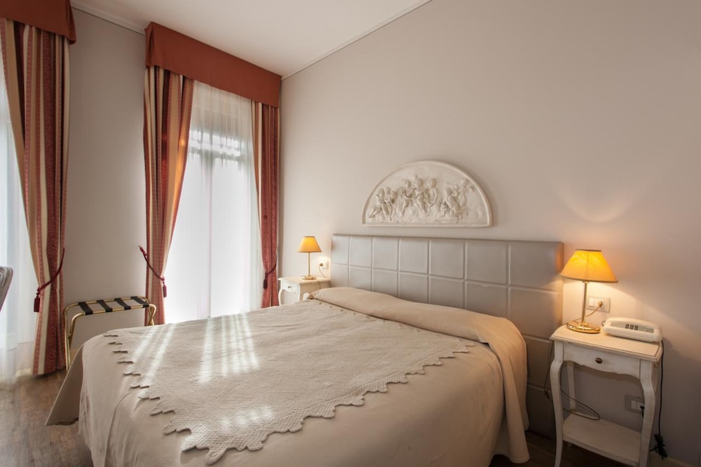 Superior Double or Twin Room, Lake View photo 1