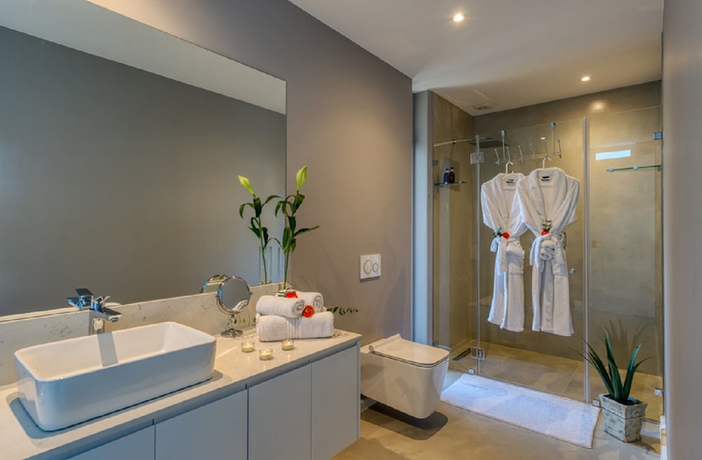 Classic Room, 1 Queen Bed, Balcony, Ocean View - Photo 8