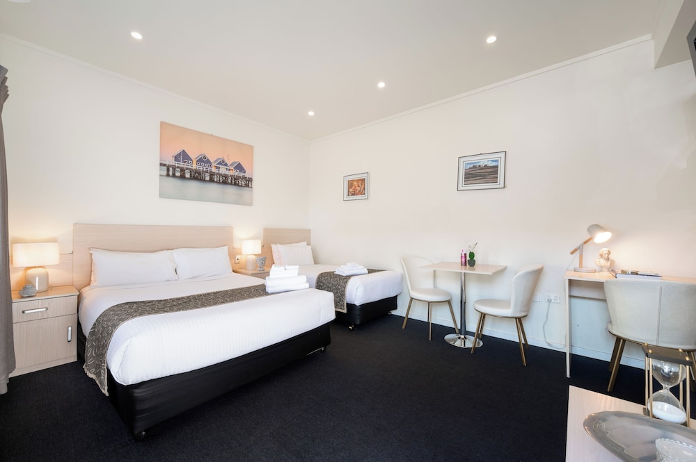 Deluxe Room - 1 Queen Bed + 1 Single Bed