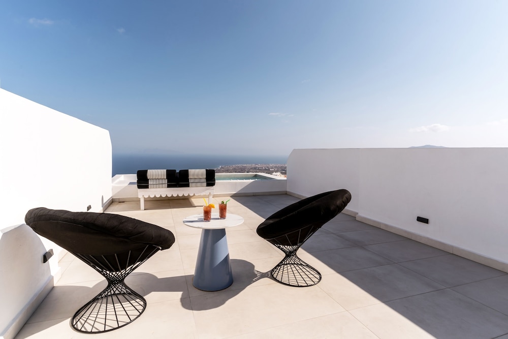 Deluxe Suite with Sea View and Hot Tub - Photo 12