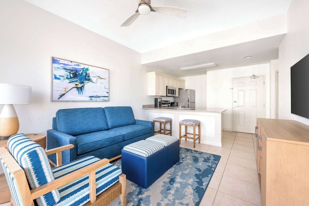 1 Bedroom Queen Suite with Balcony and Acc Tub - Photo 7