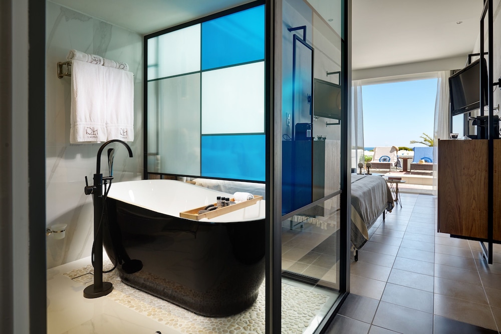 Swim Up suite with sharing pool photo 3