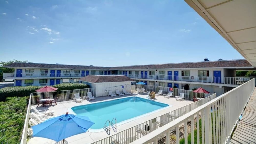 Deluxe Room, 1 Queen Bed, Refrigerator & Microwave, Pool View photo 2