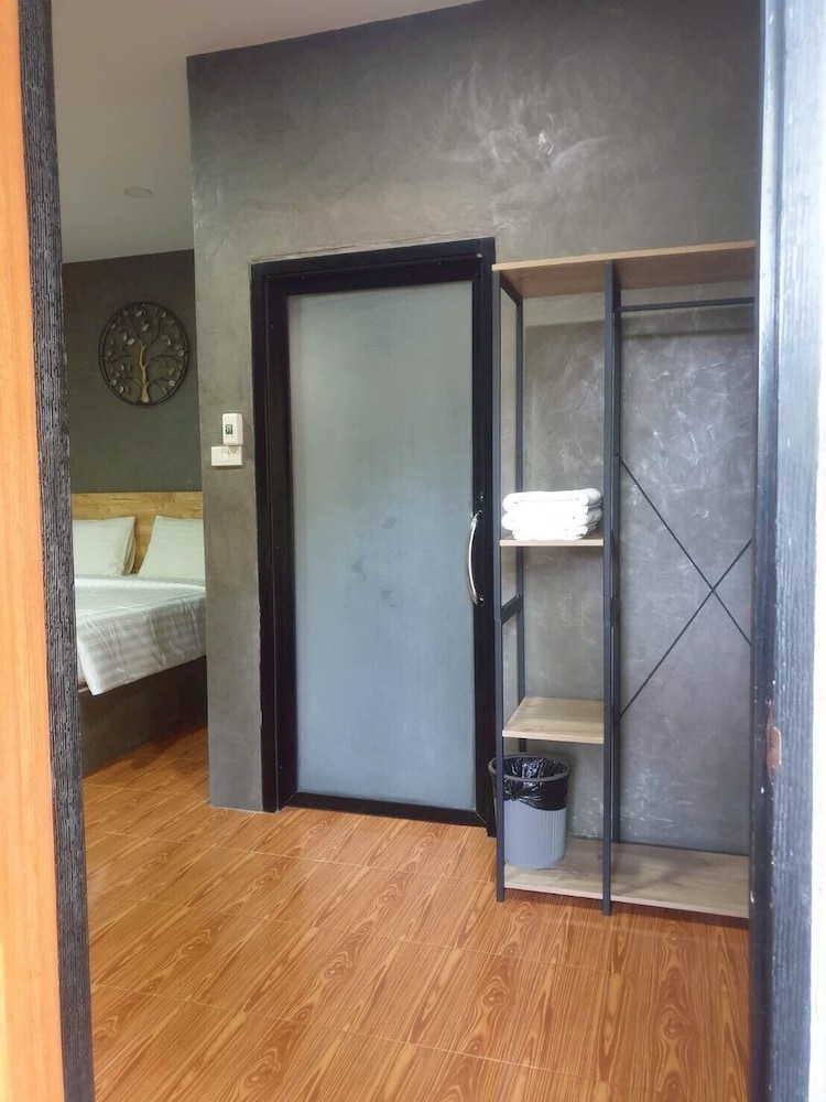 Standard Room, 1 King Bed, Non Smoking photo 3