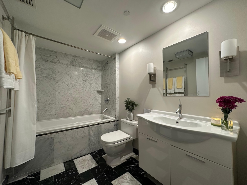 Business Studio Suite, 1 Queen, Balcony, City/River ViewÂ 4405