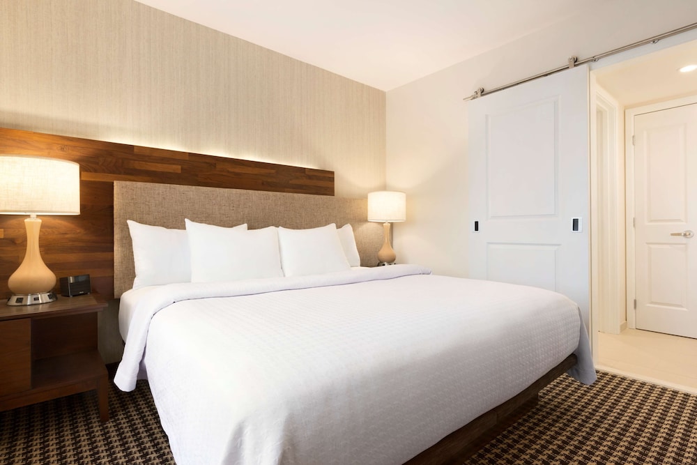 Suite, 1 King Bed, Accessible, Bathtub