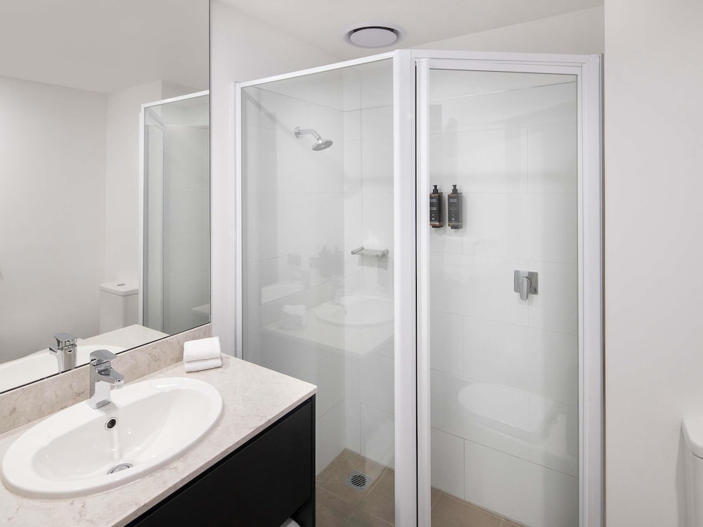 Executive 1 Bedroom Apartment: 1 King Bed photo 3