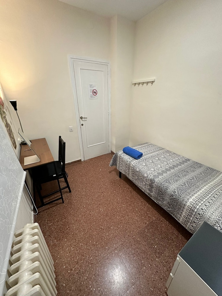 Single Room, Shared Bathroom photo 2
