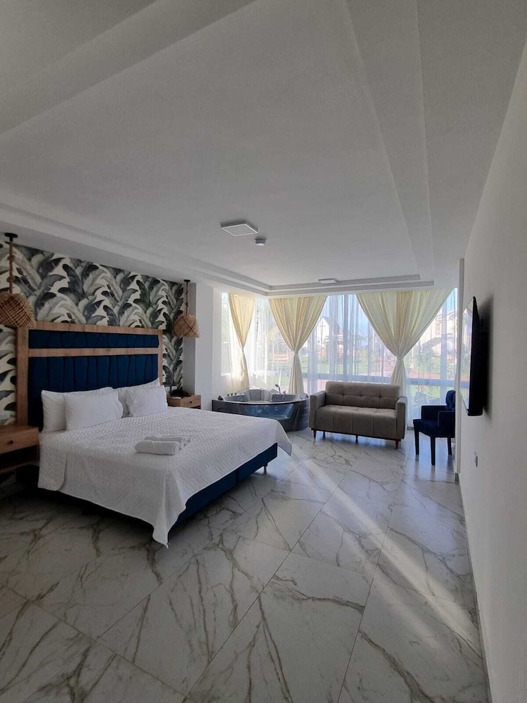 Honeymoon Room, 1 King Bed, Bathtub, Garden View