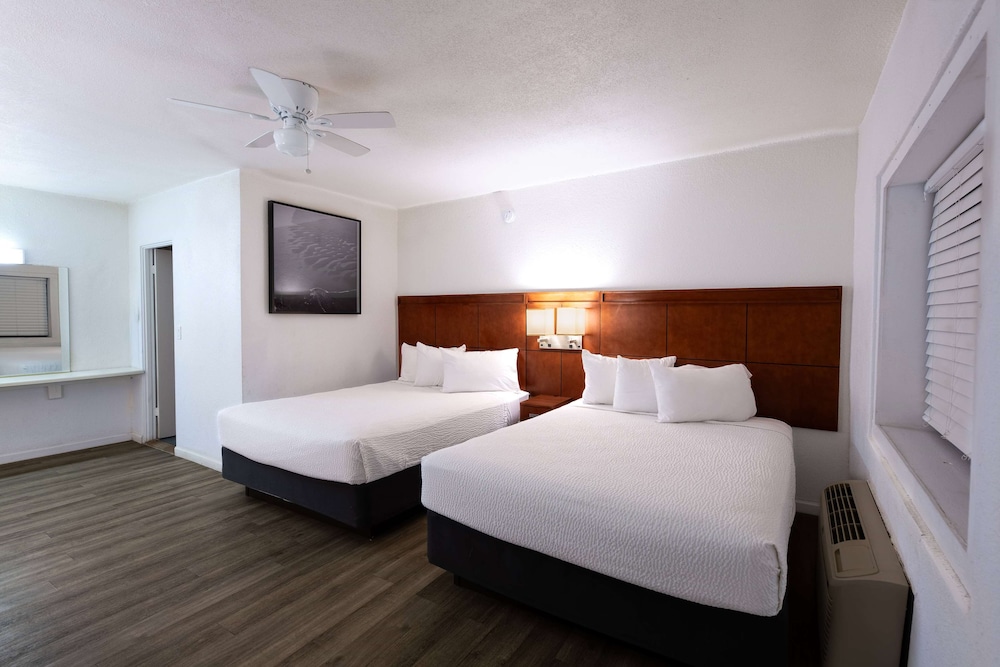 Room, 2 Queen Beds, Non Smoking - Photo 9