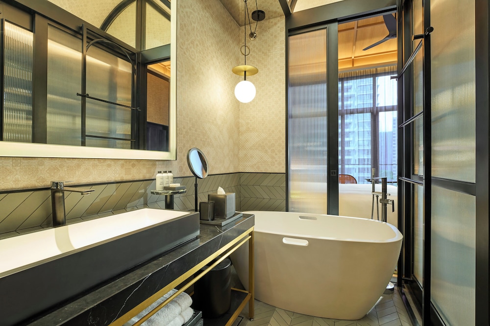 Premier Connected King Room with Two King Beds and Balcony (Non Smoking)